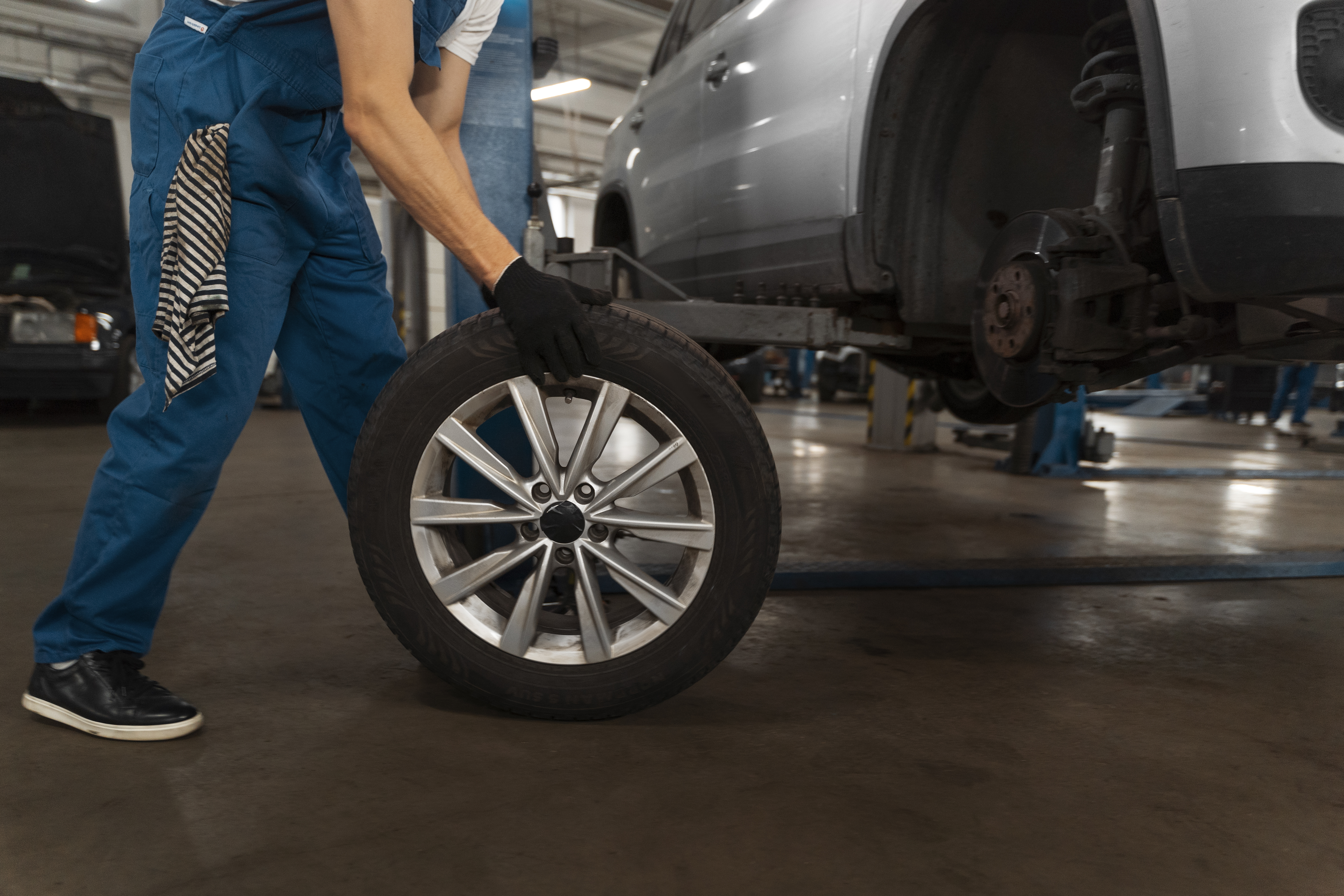 mechaniker-der-der-werkstatt-einem-auto-arbeitet