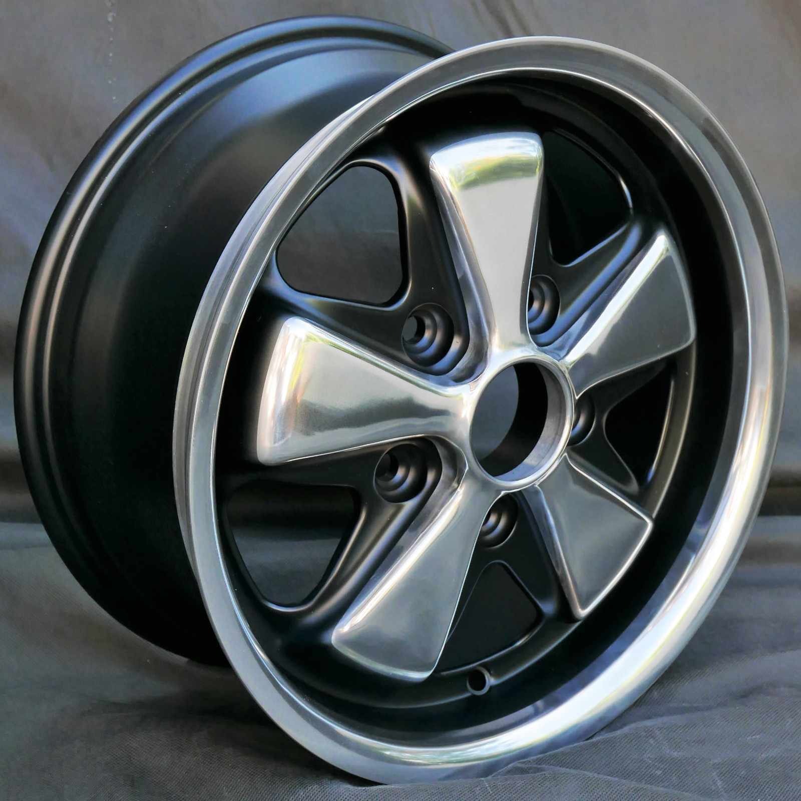 4x 5 Speiche, 7x15 black/polished + KM4 Hutmuttern
